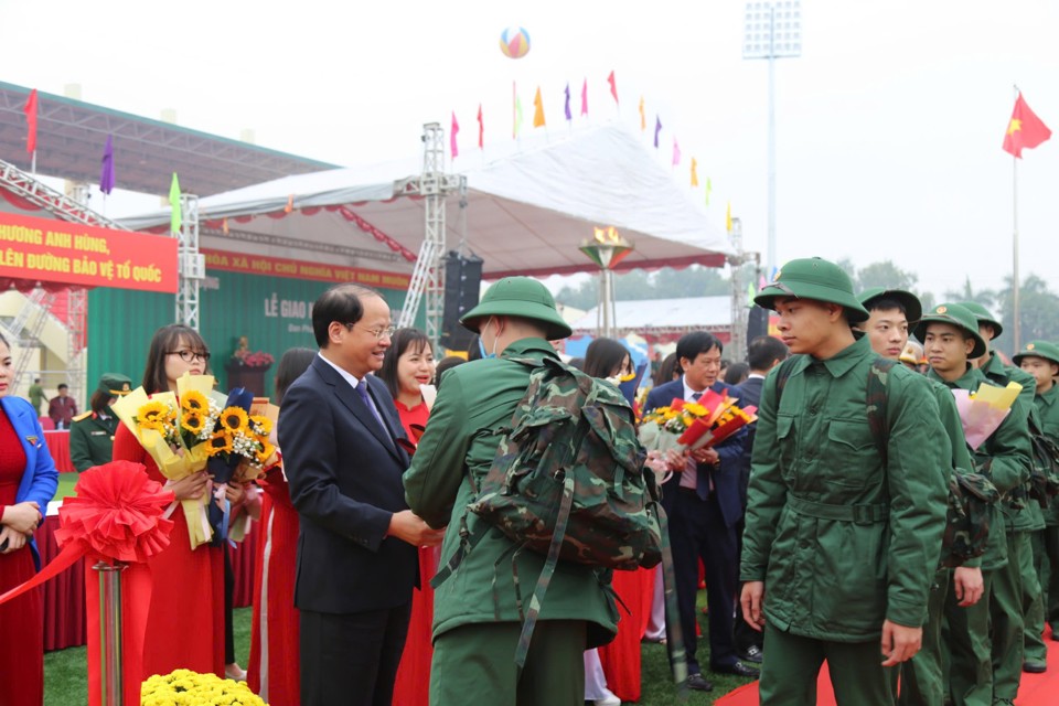 Ủy vi&ecirc;n Ban Thường vụ, Trưởng ban Tuy&ecirc;n gi&aacute;o Th&agrave;nh ủy H&agrave; Nội Nguyễn Do&atilde;n Toản tặng hoa ch&uacute;c mừng động vi&ecirc;n t&acirc;n binh.&nbsp;