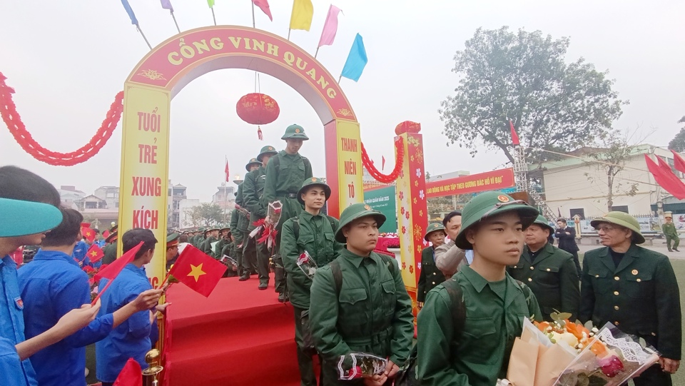 189 t&acirc;n binh Quốc Oai bước qua cổng vinh quang l&ecirc;n đường nhập ngũ.