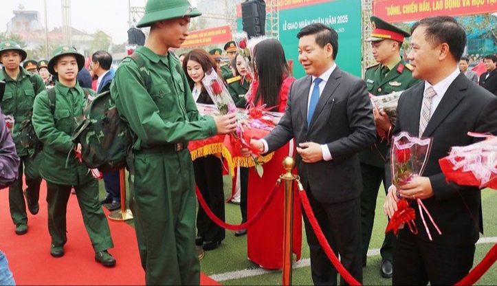 Chủ tịch UBND huyện Quốc Oai Nguyễn Trường Sơn động vi&ecirc;n t&acirc;n binh l&ecirc;n đường nhập ngũ.