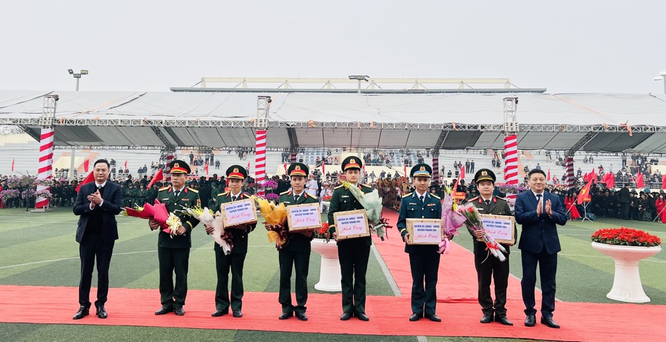 B&iacute; thư Huyện ủy Thanh Oai B&ugrave;i Ho&agrave;ng Phan v&agrave; Chủ tịch UBND huyện Thanh Oai B&ugrave;i Văn S&aacute;ng tặng qu&agrave; cho đại diện c&aacute;c đơn vị nhận t&acirc;n binh.