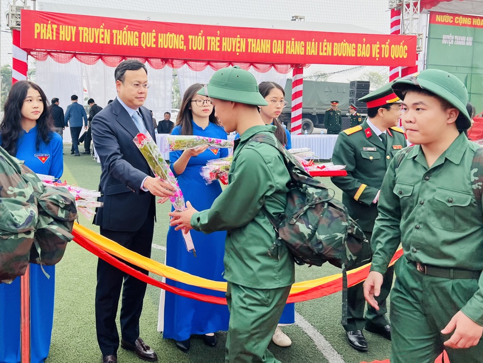 161 tân binh Thanh Oai tràn đầy khí thế, sẵn sàng lên đường làm nhiệm vụ - Ảnh 1