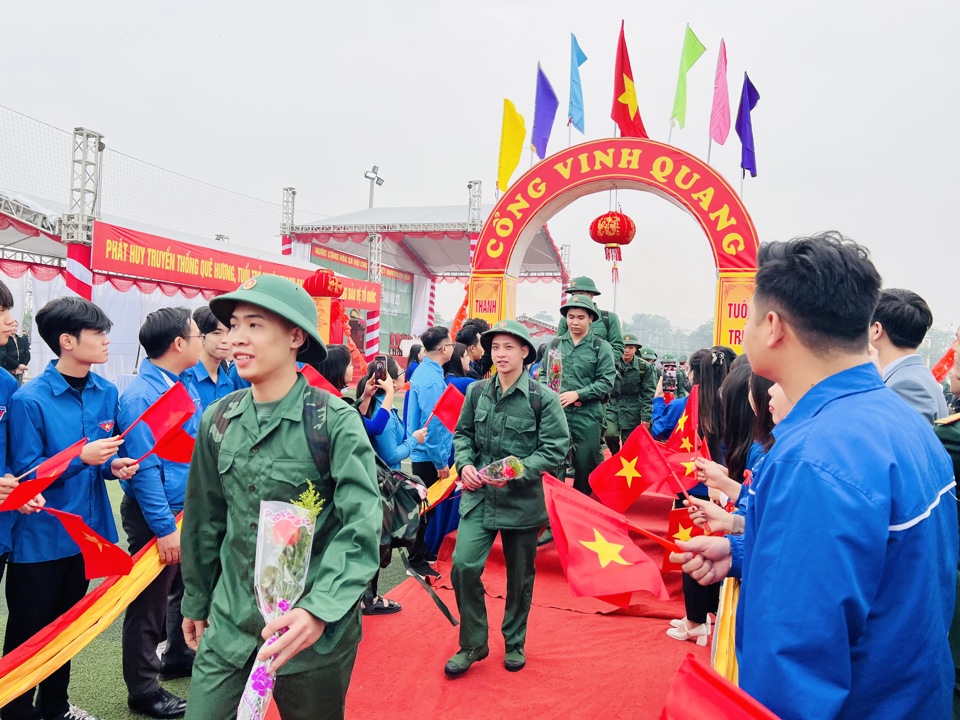 Kh&ocirc;ng kh&iacute; tưng bừng, n&aacute;o nức trong ng&agrave;y hội t&ograve;ng qu&acirc;n.