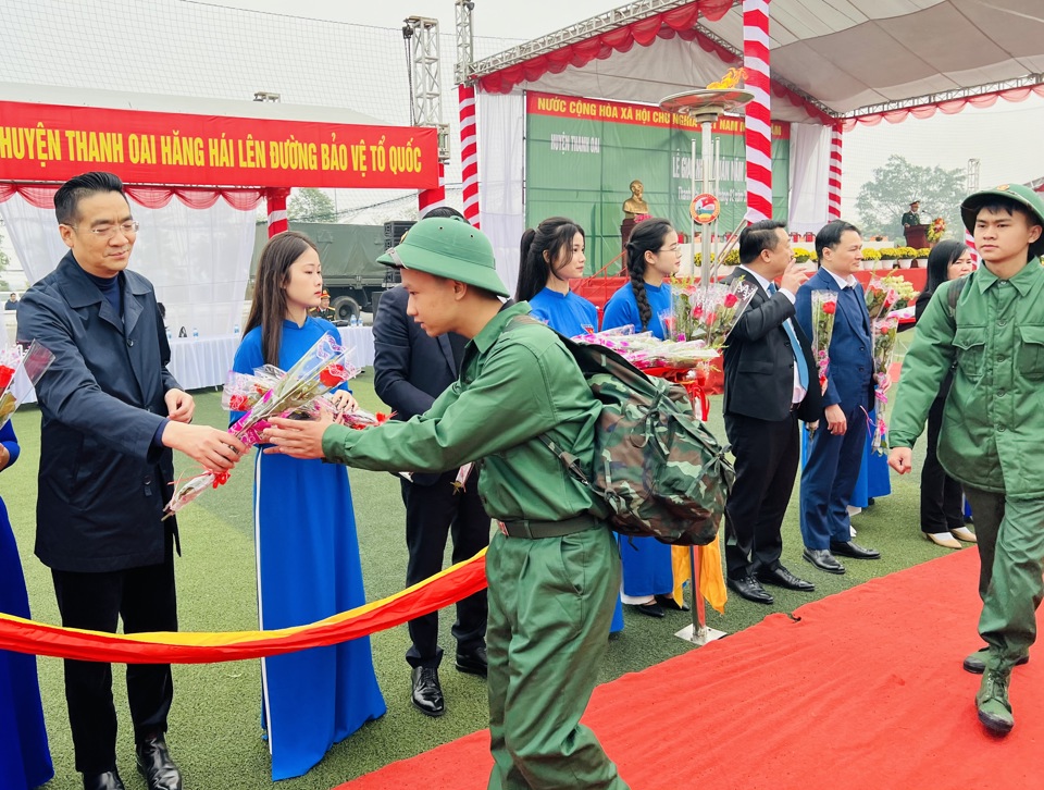 161 tân binh Thanh Oai tràn đầy khí thế, sẵn sàng lên đường làm nhiệm vụ - Ảnh 2