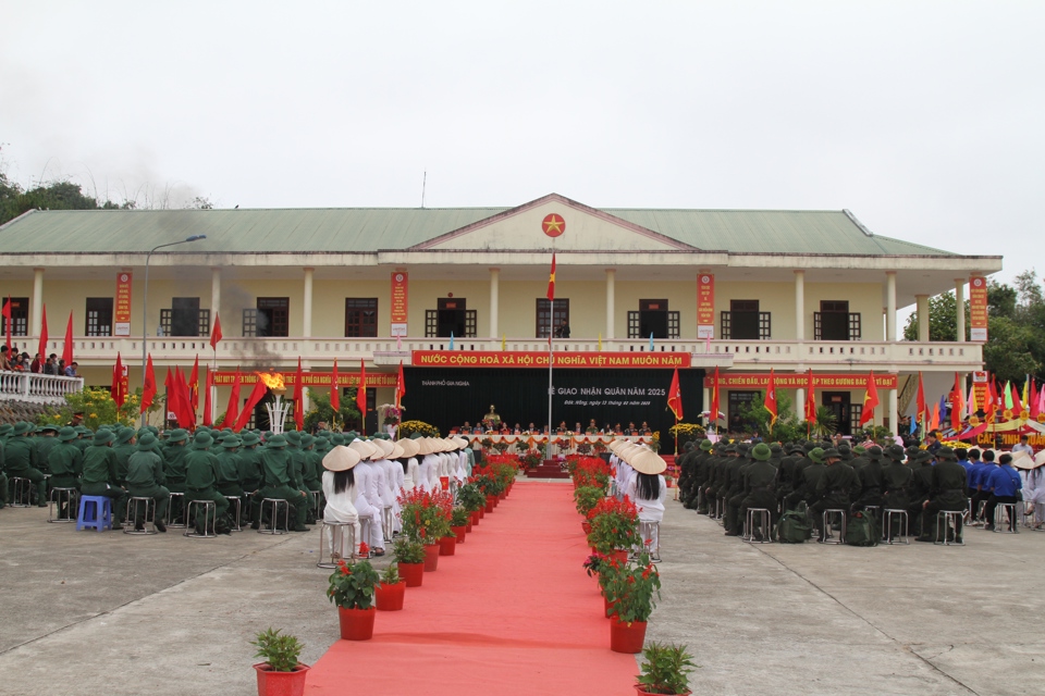 Lễ giao nhận qu&acirc;n tại TP Gia Nghĩa diễn ra trang trọng, bảo đảm an to&agrave;n.