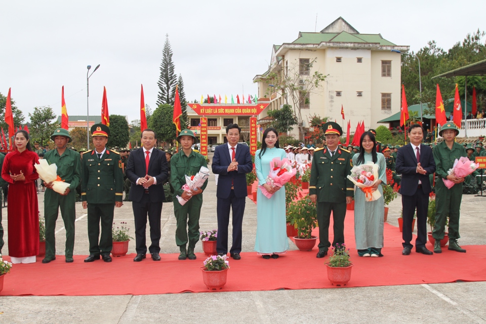 Đồng ch&iacute; Lưu Văn Trung, Ph&oacute; B&iacute; thư Thường trực Tỉnh ủy, Chủ tịch HĐND tỉnh Đắk N&ocirc;ng c&ugrave;ng c&aacute;c đại biểu tham gia Lễ giao nhận qu&acirc;n tại TP Gia Nghĩa.