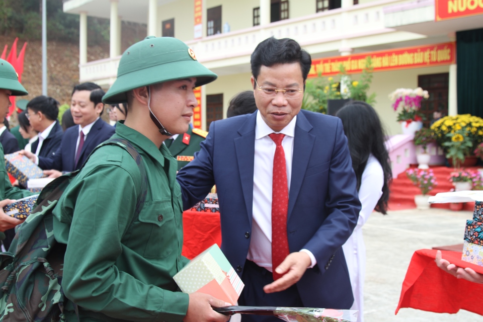 Đồng ch&iacute; Lưu Văn Trung, Ph&oacute; B&iacute; thư Thường trực Tỉnh ủy, Chủ tịch HĐND tỉnh Đắk N&ocirc;ng tặng qu&agrave; v&agrave; động vi&ecirc;n c&aacute;c chiến sĩ l&ecirc;n đường thực hiện nghĩa vụ .