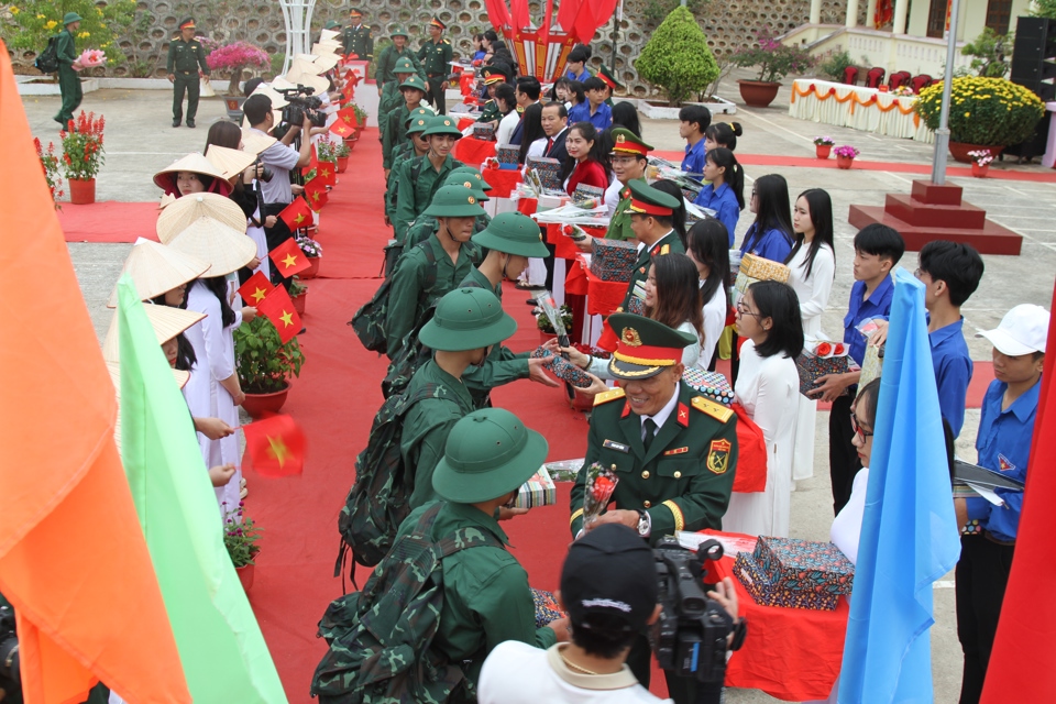 Tặng qu&agrave; động vi&ecirc;n c&aacute;c t&acirc;n binh l&ecirc;n đường nhập ngũ.