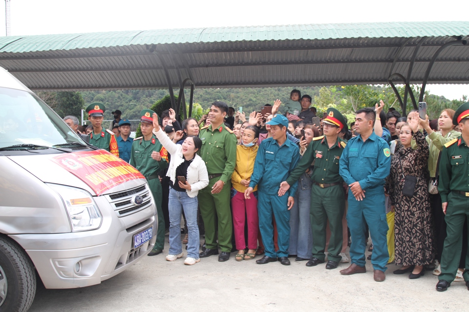 Tặng qu&agrave; động vi&ecirc;n c&aacute;c t&acirc;n binh l&ecirc;n đường nhập ngũ.