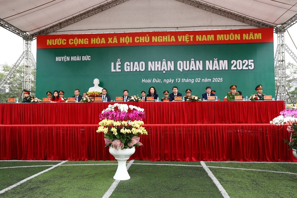 L&atilde;nh đạo TP v&agrave; huyện Ho&agrave;i Đức tại lễ giao nhận qu&acirc;n năm 2025.