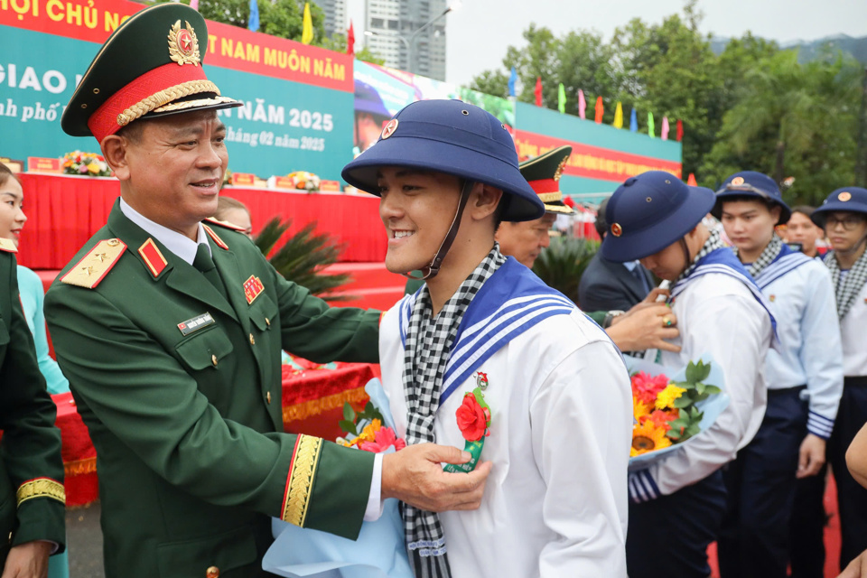 Trung tướng Nguyễn Trường Thắng - Ủy vi&ecirc;n Trung ương Đảng, Tư lệnh Qu&acirc;n khu 7 động vi&ecirc;n thanh ni&ecirc;n tr&uacute;ng tuyển v&agrave;o Qu&acirc;n chủng Hải qu&acirc;n. Ảnh: L&ecirc; Tiến.