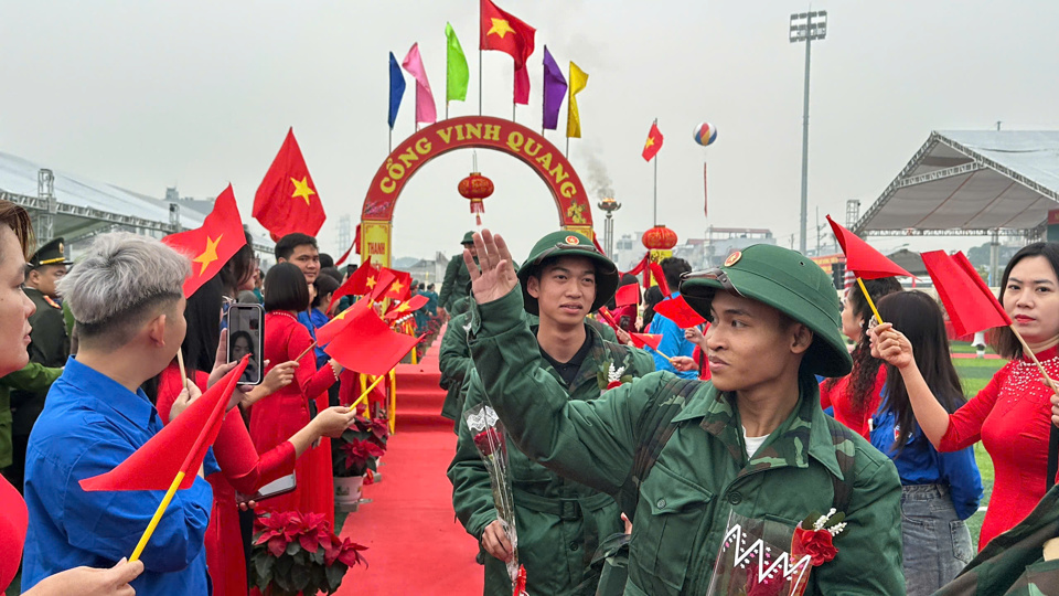 C&aacute;c t&acirc;n binh huyện Thường T&iacute;n phấn khởi trước giờ l&ecirc;n đường nhập ngũ