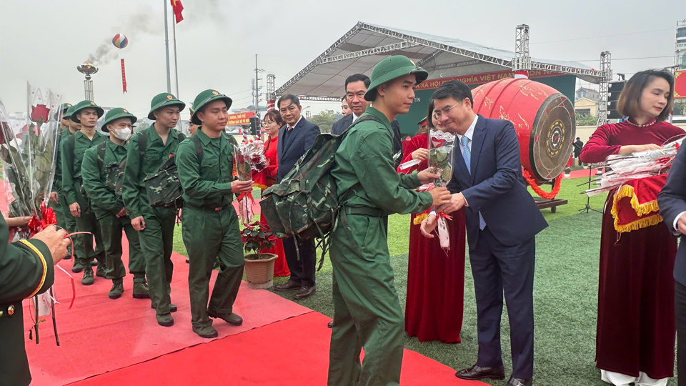 Gi&aacute;m đốc Sở T&agrave;i ch&iacute;nh TP H&agrave; Nội Nguyễn Xu&acirc;n Lưu tặng hoa động vi&ecirc;n t&acirc;n binh l&ecirc;n đường nhập ngũ