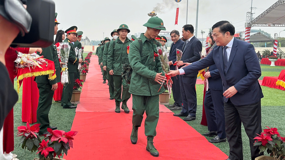 B&iacute; thư Huyện ủy Thường T&iacute;n Nguyễn Tiến Minh tặng hoa động vi&ecirc;n t&acirc;n binh l&ecirc;n đường nhập ngũ