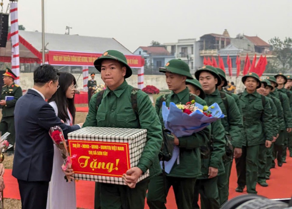 C&aacute;c t&acirc;n binh nhận qu&agrave; trước khi l&ecirc;n đường nhập ngũ.