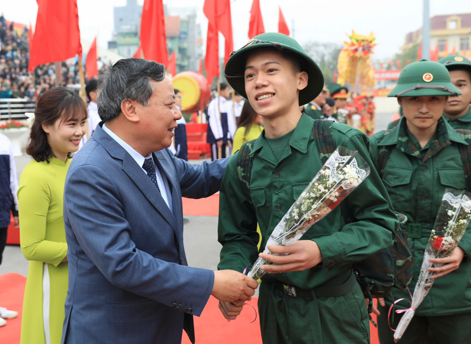 Ph&oacute; B&iacute; thư Thường trực Th&agrave;nh ủy H&agrave; Nội Nguyễn Văn Phong tặng hoa cho c&aacute;c t&acirc;n binh huyện Thanh Tr&igrave;.