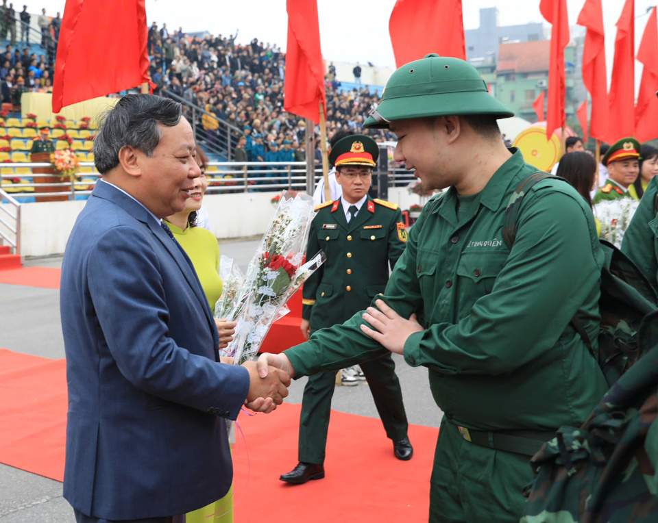 Ph&oacute; B&iacute; thư Thường trực Th&agrave;nh ủy H&agrave; Nội Nguyễn Văn Phong dặn d&ograve; c&aacute;c t&acirc;n binh huyện Thanh Tr&igrave; trước khi l&ecirc;n đường nhập ngũ.