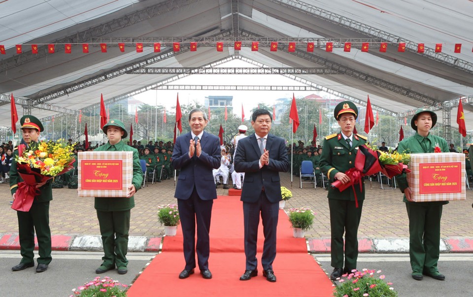 L&atilde;nh đạo quận Ba Đ&igrave;nh tặng qu&agrave;, động vi&ecirc;n c&aacute;c t&acirc;n binh. Ảnh: Thanh Hải.