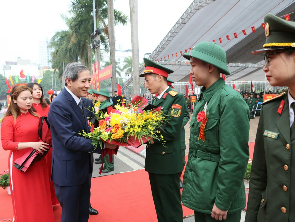 L&atilde;nh đạo quận Ba Đ&igrave;nh tặng hoa cho c&aacute;c t&acirc;n binh. Ảnh: Thanh Hải.