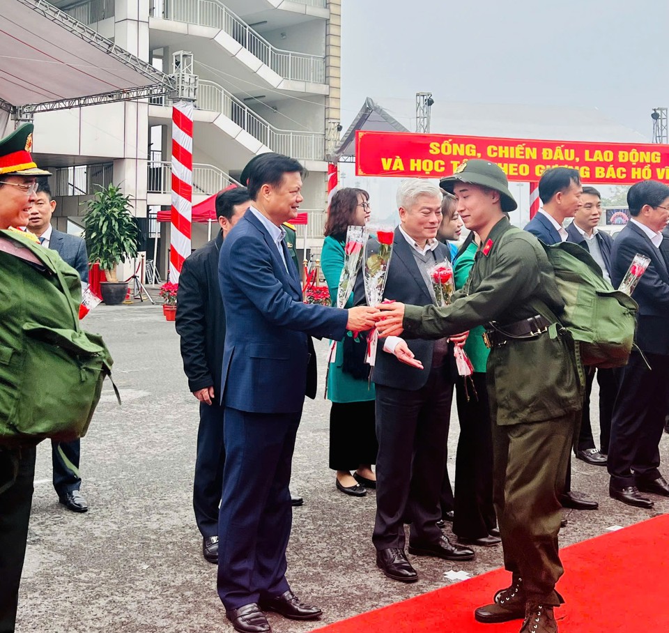 Trưởng Ban Tổ chức Th&agrave;nh ủy H&agrave; Nội Vũ Đức Bảo tặng hoa t&acirc;n binh.&nbsp;