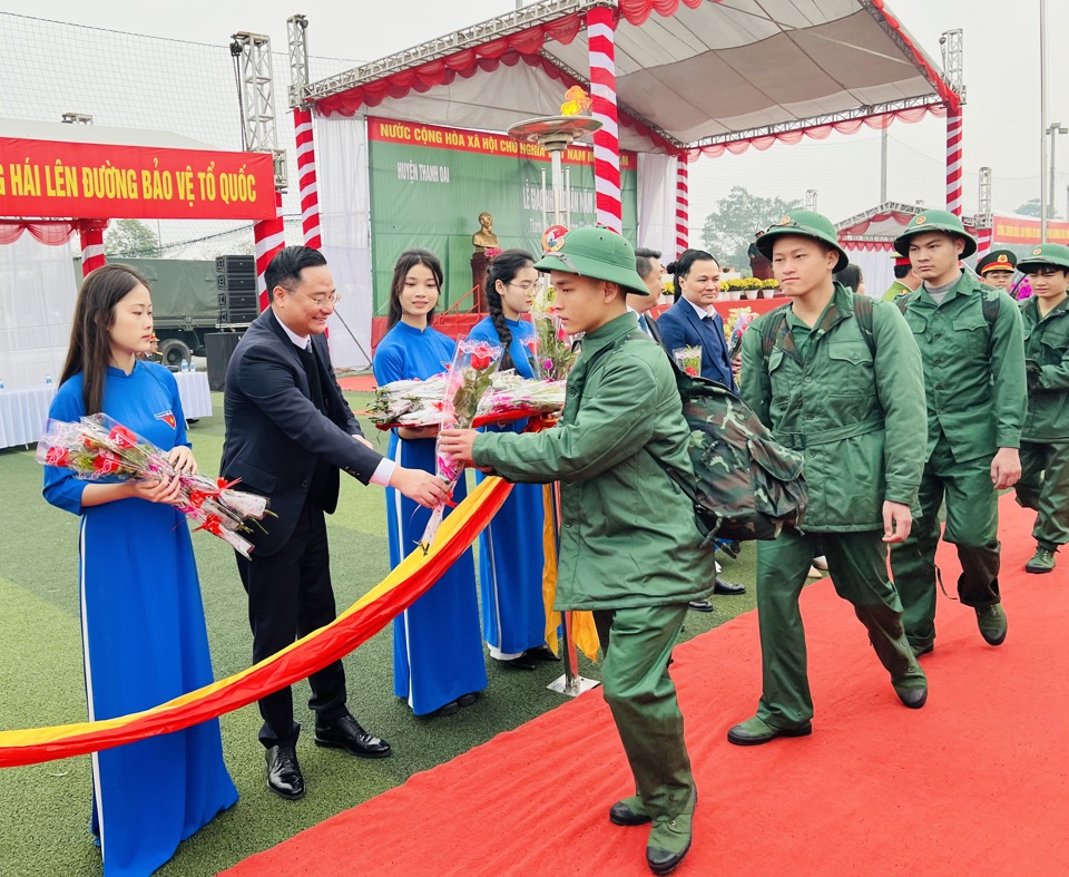 Chủ tịch UBND huyện Thanh Oai B&ugrave;i Văn S&aacute;ng tặng hoa cho t&acirc;n binh l&ecirc;n đường t&ograve;ng qu&acirc;n.&nbsp;