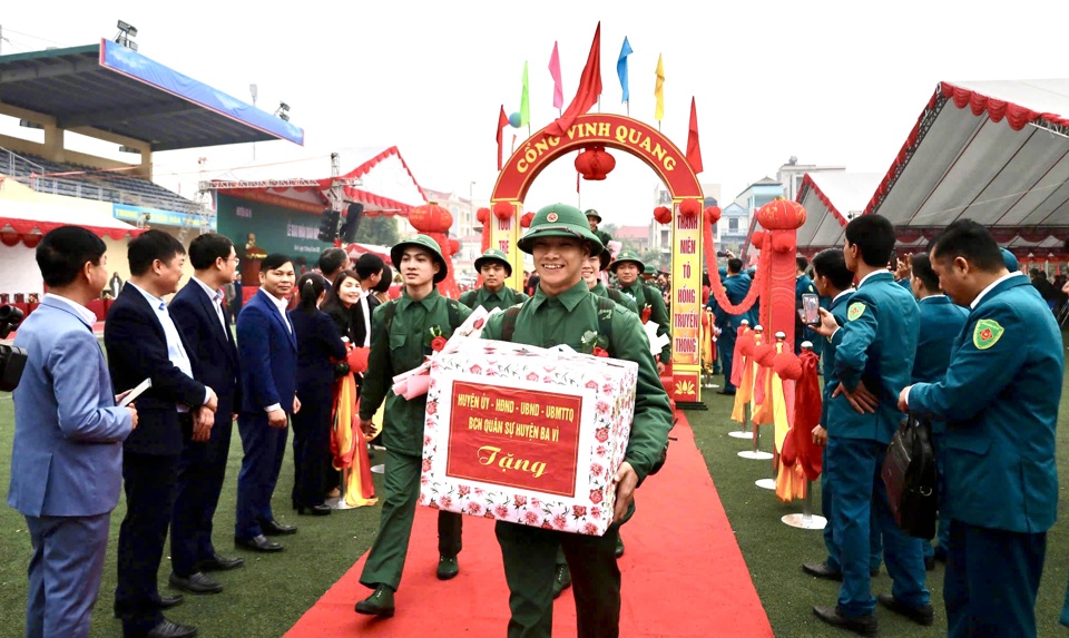 C&aacute;c t&acirc;n binh phấn khởi l&ecirc;n đường nhập ngũ.