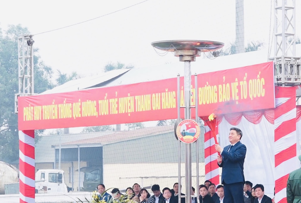 B&iacute; thư Huyện ủy Thanh Oai B&ugrave;i Ho&agrave;ng Phan thắp l&ecirc;n ngọn lửa truyền thống của qu&ecirc; hương Thanh Oai anh h&ugrave;ng.