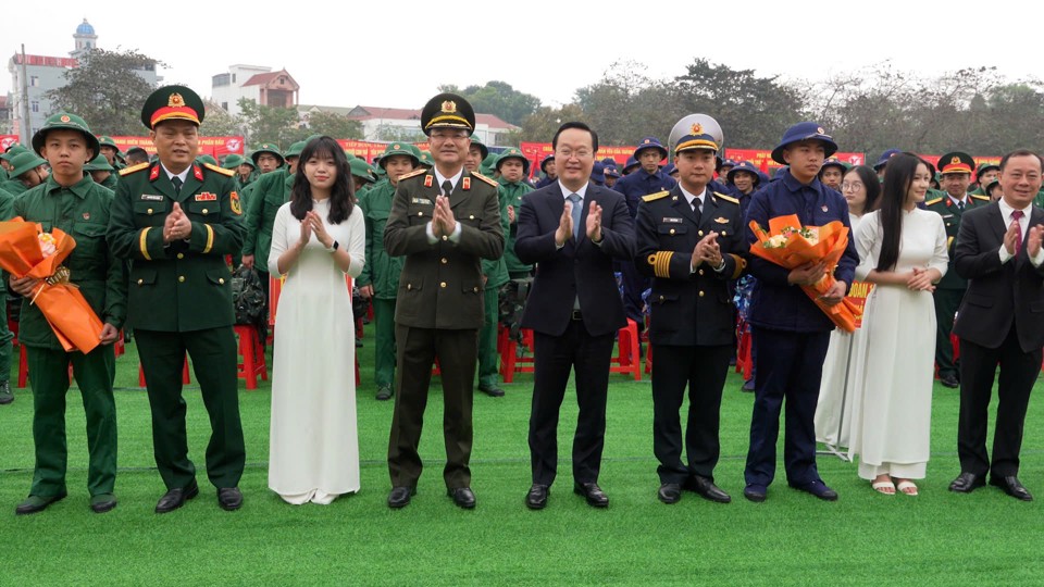 B&iacute; thư Tỉnh ủy Nghệ An Nguyễn Đức Trung c&ugrave;ng l&atilde;nh đạo c&aacute;c đơn vị tặng hoa ch&uacute;c mừng c&aacute;c t&acirc;n binh nhập ngũ tại TP Vinh.&nbsp;