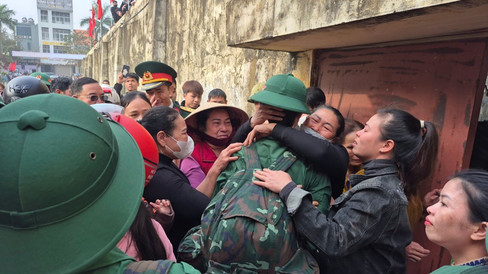 Con l&ecirc;n đường l&agrave;m nhiệm vụ, kho&aacute;c l&ecirc;n m&igrave;nh ba l&ocirc;, m&agrave;u &aacute;o chiến sĩ, cha mẹ an t&acirc;m, tự h&agrave;o v&agrave; mong con r&egrave;n luyện, học tập, ho&agrave;n th&agrave;nh tốt c&aacute;c nhiệm vụ được đơn vị giao.&nbsp;&nbsp;