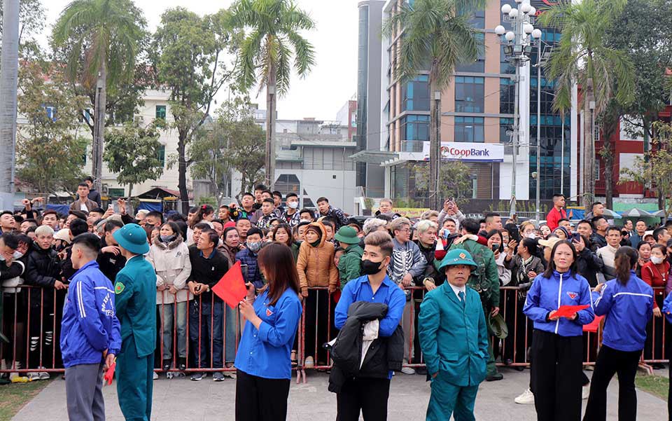 H&agrave;ng trăm người th&acirc;n, bạn của c&aacute;c t&acirc;n binh c&oacute; mặt tại Quảng trường Lam Sơn động vi&ecirc;n, tiễn ch&acirc;n những ch&agrave;ng trai l&ecirc;n đường t&ograve;ng qu&acirc;n.