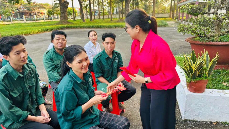 C&aacute;c ban, ng&agrave;nh lu&ocirc;n động vi&ecirc;n khen thưởng kịp thời c&ocirc;ng nh&acirc;n lao động đạt th&agrave;nh t&iacute;ch cao trong lao động sản xuất cao su.