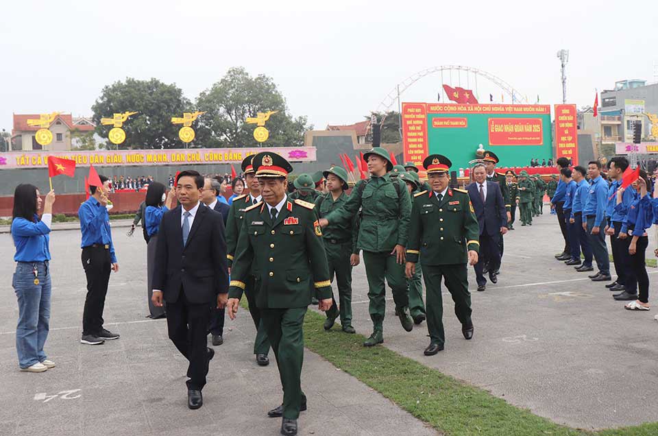 Đồng ch&iacute; Nguyễn Do&atilde;n Anh, Ủy vi&ecirc;n Trung ương Đảng, B&iacute; thư Tỉnh ủy v&agrave; c&aacute;c đồng ch&iacute; l&atilde;nh đạo Qu&acirc;n khu 4, Bộ Chỉ huy qu&acirc;n sự tỉnh động viện thanh ni&ecirc;n TP Thanh H&oacute;a l&ecirc;n đường nhập ngũ.