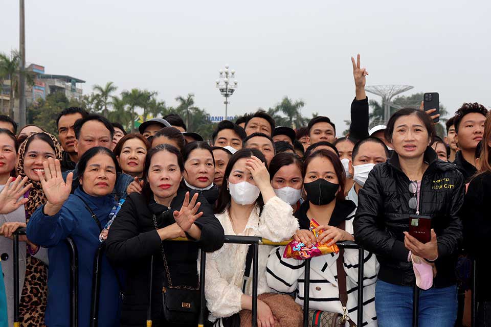 Đ&ocirc;ng đảo người th&acirc;n tiễn thanh ni&ecirc;n TP Thanh H&oacute;a l&ecirc;n đường về đơn vị.