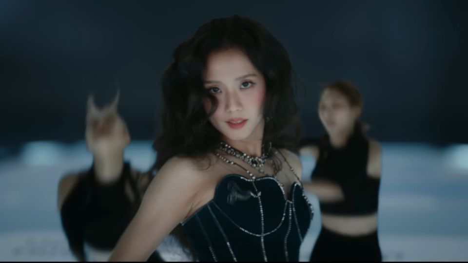 Đồng thời, b&agrave;i h&aacute;t mới của Jisoo d&ugrave; l&agrave; ca kh&uacute;c tiếng H&agrave;n nhưng thứ hạng ra mắt tại H&agrave;n Quốc thậm ch&iacute; thua ca kh&uacute;c tiếng Anh của&nbsp;Ros&eacute;&nbsp;l&agrave; &ldquo;Number one girl&rdquo; (hạng 43 Melon, hạng 17 Genie, hạng 5 Bugs).