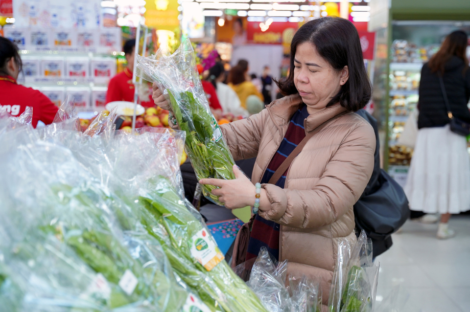 Người ti&ecirc;u d&ugrave;ng mua rau xanh giảm gi&aacute; tại si&ecirc;u thị Winmart. Ảnh: Ho&agrave;i Nam