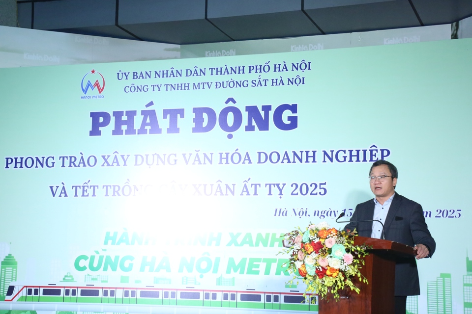 &Ocirc;ng khuất Việt H&ugrave;ng ph&aacute;t biểu tại buổi lễ.