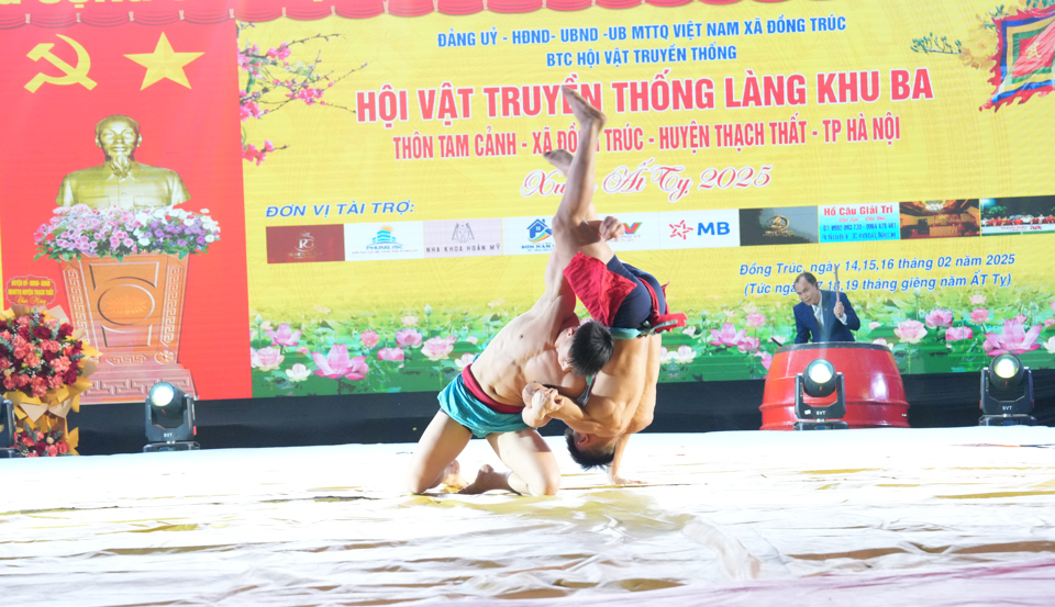 Hai &ocirc;ng đ&ocirc; &ndash; kiện tướng quốc gia Ng&ocirc; Thế Sao v&agrave; Nguyễn Đ&igrave;nh Long, đạt huy chương V&agrave;ng SEA Games mở m&agrave;n bằng k&egrave;o vật thờ. Tại k&egrave;o vật thờ, hai kiện tướng quốc gia đ&atilde; thực hiện kỹ thuật vật qua vai, cầm quỳ, đ&ograve;n sườn...