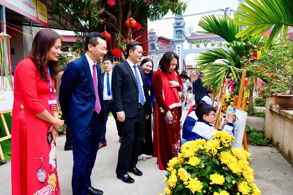 Ph&oacute; Chủ tịch UBND TP Vũ Thu H&agrave; v&agrave; l&atilde;nh đạo huyện Đan Phượng tham quan khu vẽ tranh của thiếu nhi.&nbsp;