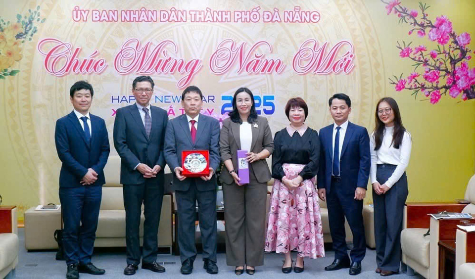 L&atilde;nh đạo hai b&ecirc;n trao qu&agrave; lưu niệm.