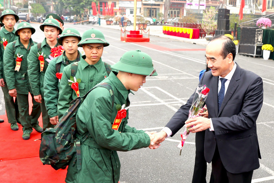 Ph&oacute; B&iacute; thư Thường trực Tỉnh ủy Vũ Xu&acirc;n Cường dự lễ giao nhận qu&acirc;n tại th&agrave;nh phố L&agrave;o Cai. Ảnh: Đức L&acirc;n.