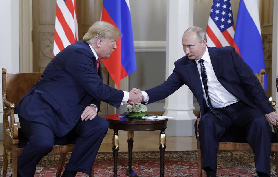 Tổng thống Nga Vladimir Putin v&agrave; Tổng thống Mỹ Donald Trump trong cuộc gặp tại Osaka, Nhật Bản v&agrave;o năm 2019. Ảnh: TASS