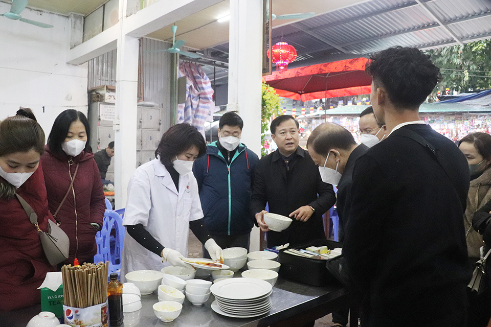 Đo&agrave;n kiểm tra x&eacute;t nghiệm nhanh b&aacute;t, đĩa ăn tại nh&agrave; h&agrave;ng cơm phở Quyết Thắng ở khu vực L&ecirc;̃ h&ocirc;̣i chùa Hương.