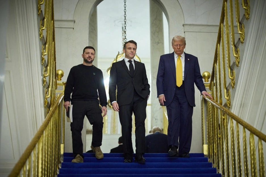 Từ phải sang tr&aacute;i: Tổng thống Mỹ Donald Trump, Tổng thống Ph&aacute;p Emmanuel Macron v&agrave; Tổng thống Ukraine Volodymyr Zelensky tại Paris (Ph&aacute;p) th&aacute;ng 12/2024. Ảnh: Văn ph&ograve;ng Tổng thống Ukraine