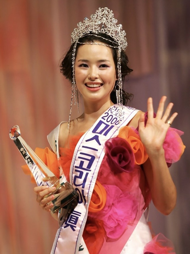 Honey Lee đăng quang Hoa hậu H&agrave;n Quốc năm 2006. Ảnh: Naver