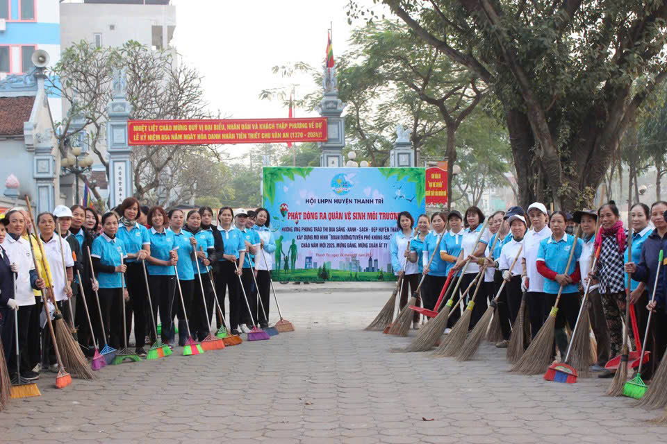 Hội Li&ecirc;n hiệp phụ nữ huyện Thanh Tr&igrave; ra qu&acirc;n vệ sinh m&ocirc;i trường tr&ecirc;n địa b&agrave;n. Ảnh: Ho&agrave;ng Quyết