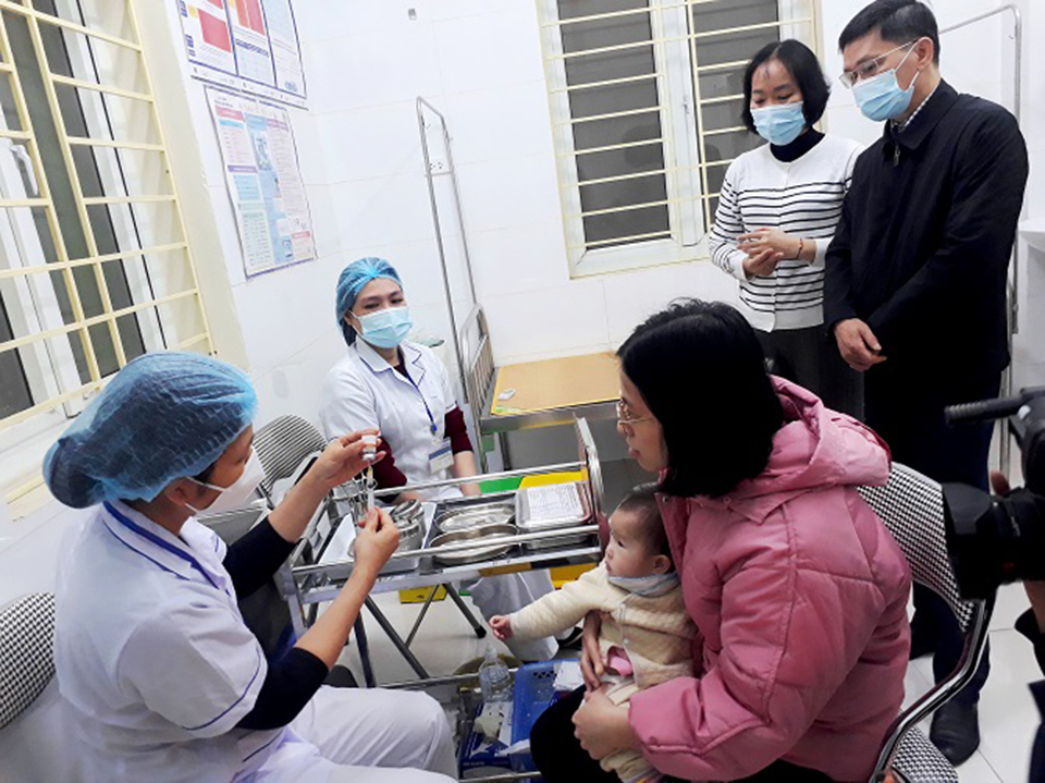 Ph&oacute; Gi&aacute;m đốc Sở Y tế H&agrave; Nội Vũ Cao Cương, đ&atilde; trực tiếp kiểm tra, gi&aacute;m s&aacute;t c&ocirc;ng t&aacute;c ti&ecirc;m vaccine ph&ograve;ng bệnh sởi cho trẻ từ 6 th&aacute;ng đến dưới 9 th&aacute;ng tuổi tại trạm y tế phường Vĩnh Tuy, quận Hai B&agrave; Trưng.