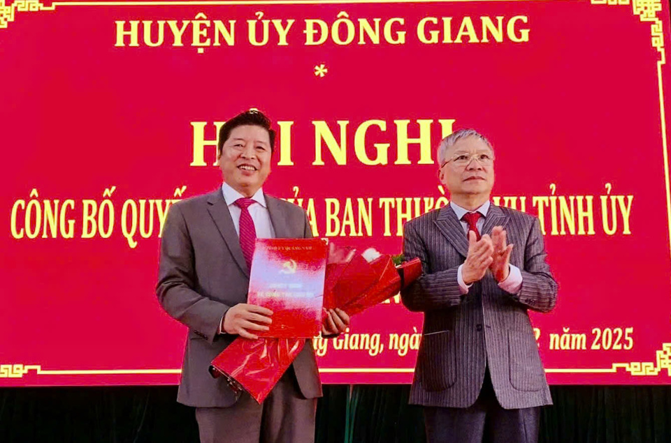 &Ocirc;ng Nguyễn Đức Dũng, Ph&oacute; B&iacute; thư Thường trực Tỉnh ủy Quảng Nam trao quyết định v&agrave; tặng hoa ch&uacute;c mừng &ocirc;ng A V&ocirc; T&ocirc; Phương.