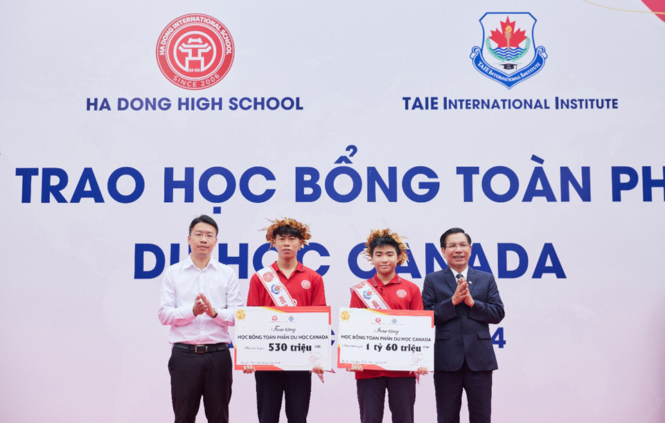 Hai học sinh Trường THPT H&agrave; Đ&ocirc;ng l&agrave; Vũ Đ&igrave;nh Minh Hiển v&agrave; Mai Huy Quang nhận học bổng du học Canada với tổng trị gi&aacute; gần 1,6 tỷ đồng.