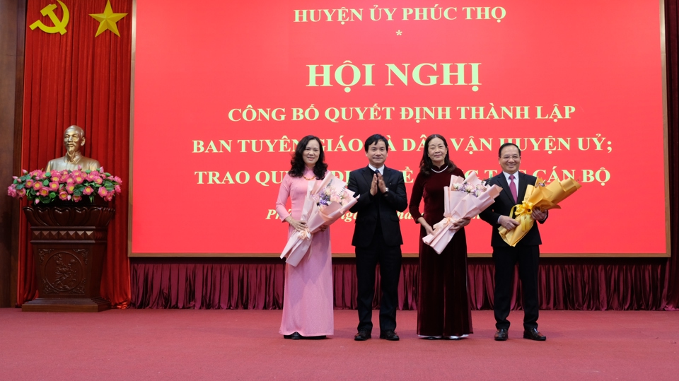 B&iacute; thư Huyện uỷ Ph&uacute;c Thọ Nguyễn Do&atilde;n Ho&agrave;n tặng hoa 3 đồng ch&iacute; xin nghỉ hưu trước tuổi.