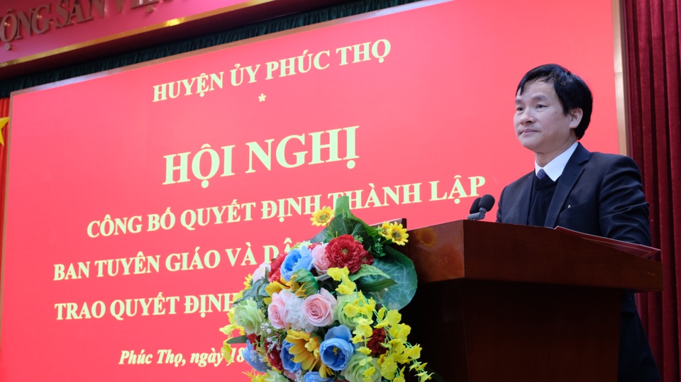 B&iacute; thư Huyện uỷ Ph&uacute;c Thọ Nguyễn Do&atilde;n Ho&agrave;n ph&aacute;t biểu tại hội nghị.