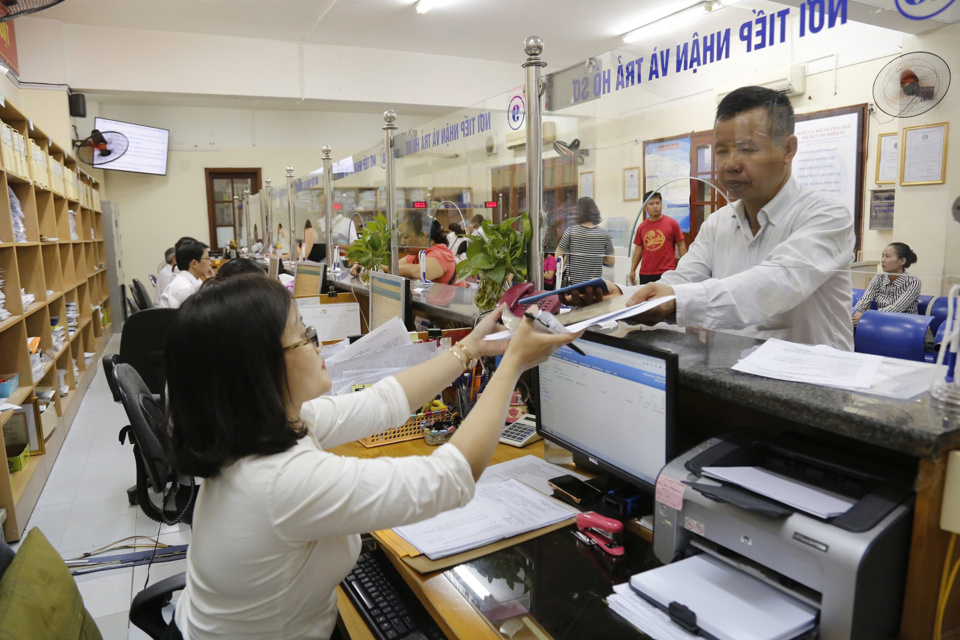 L&agrave;m thủ tục h&agrave;nh ch&iacute;nh tại Bảo hiểm x&atilde; hội H&agrave; Nội. Ảnh: Hải Linh